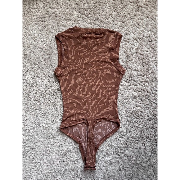 SKIMS Summer Mesh Mock Neck Bodysuit in Latte Swirl Size MEDIUM - Picture 3 of 4